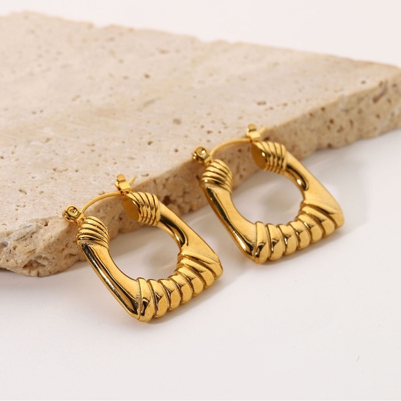 18K Gold Cleo Earrings*Hoop Earrings* - Picture 7 of 7
